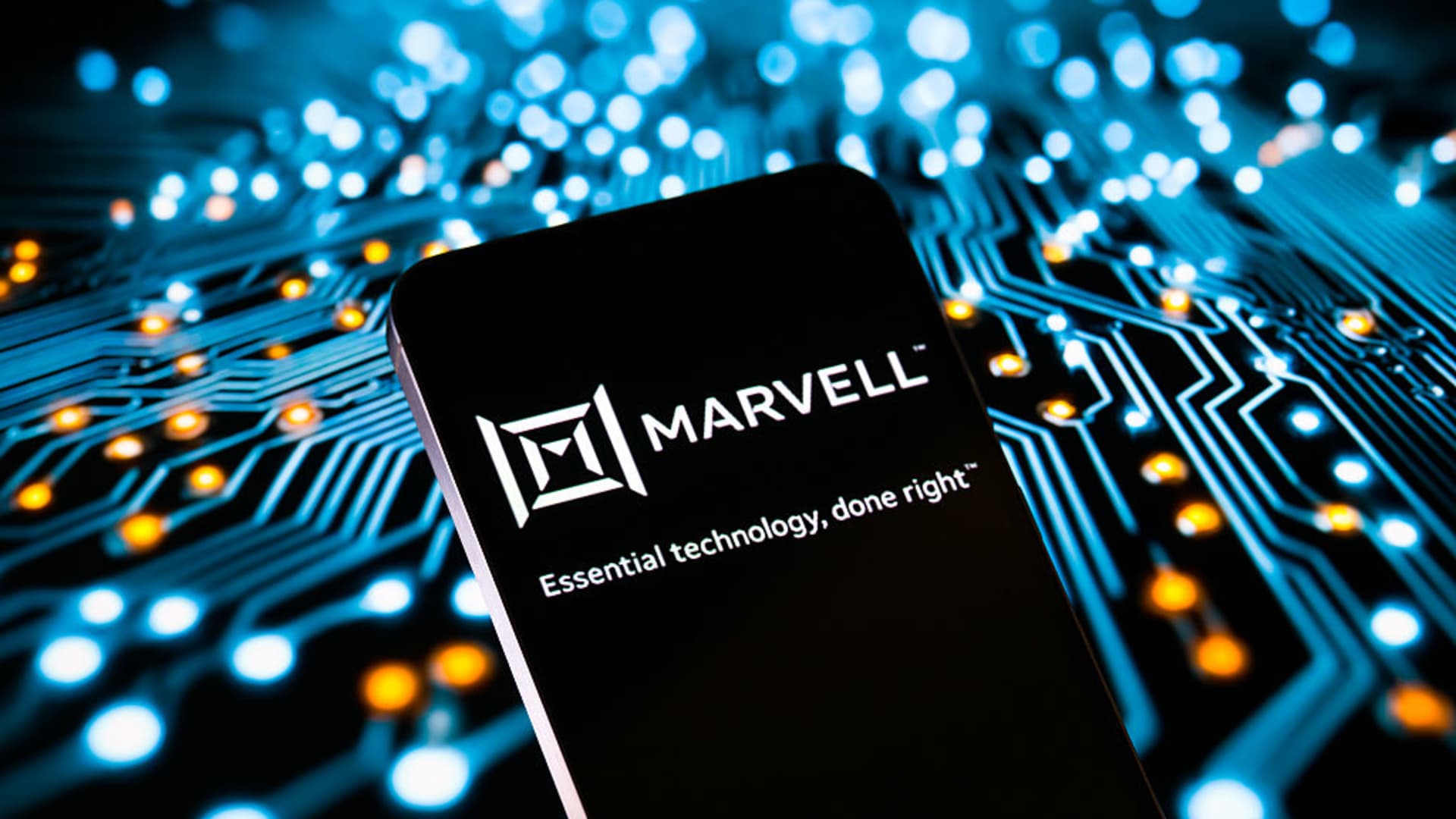 Midday stock movements: Marvell, Zscaler, United Airlines, Bath & Body Works, and others