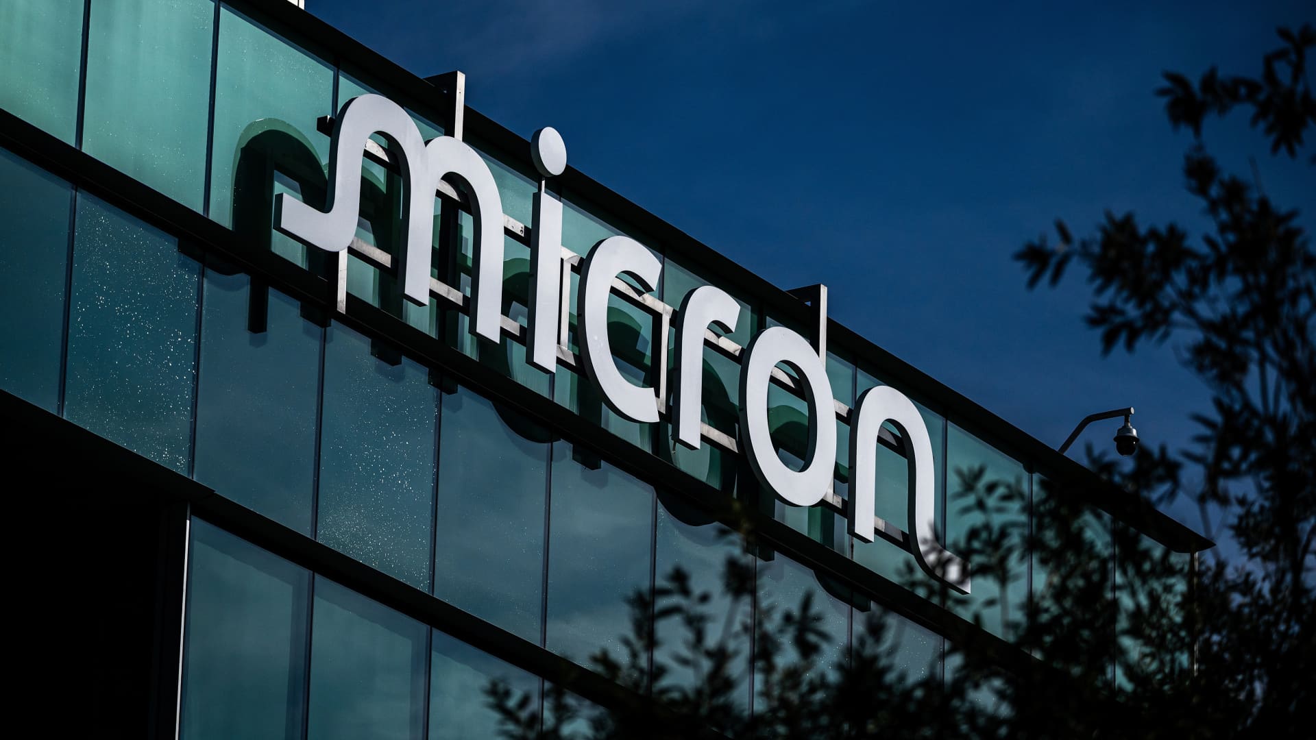 Midday stock movements: Micron Technology, AutoZone, Qualcomm, Oklo, and others