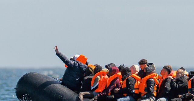 Migrant Situation in the Channel: 200,000 Arrivals without Authorization, Fewer than 8,000 Deported