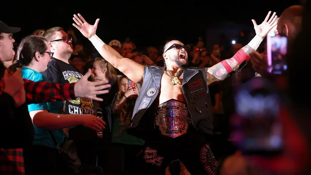 Mike Santana keeps the TNA world title against Steve Maclin in the 'Impact' main event.