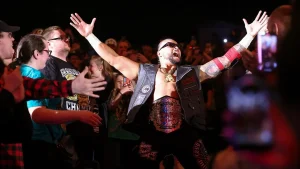 Mike Santana keeps the TNA world title against Steve Maclin in the 'Impact' main event.