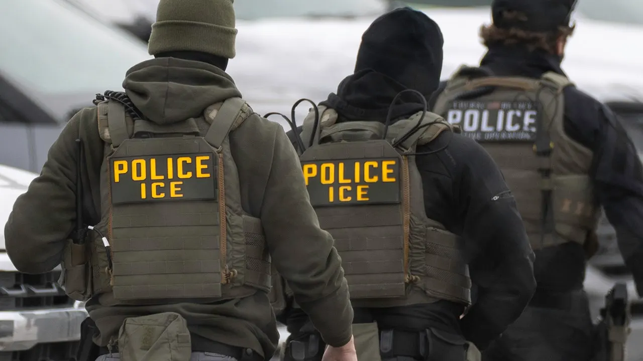 Minnesota Senate approves measure to stop immigration agents from covering their faces.