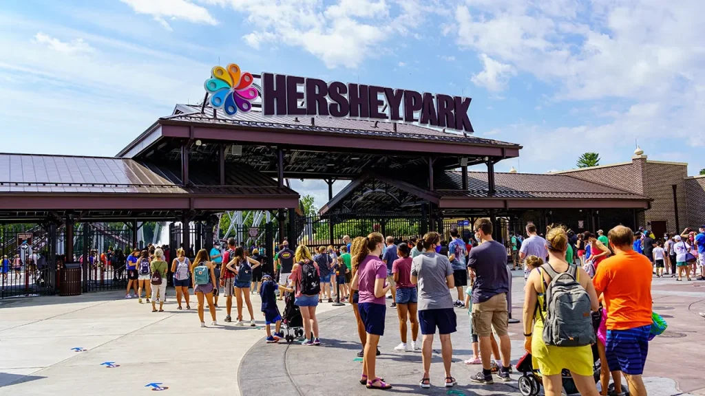 More than 200 maintenance workers at Hersheypark turn down contract before the busy summer season.