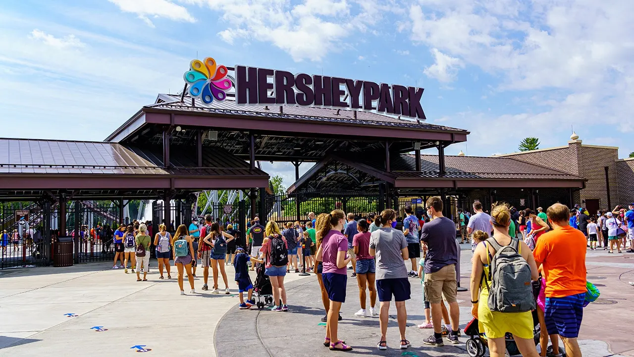 More than 200 maintenance workers at Hersheypark turn down contract before the busy summer season.