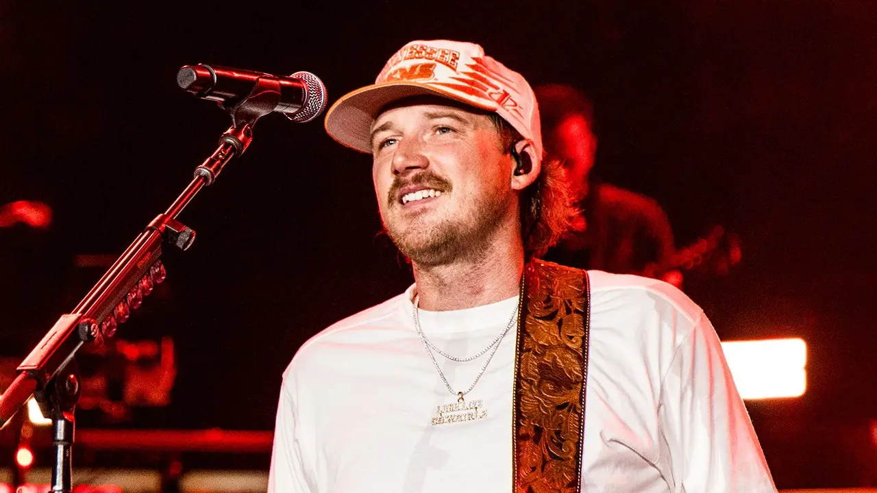 Morgan Wallen knocks over piano after it malfunctions during 'Sand In My Boots'