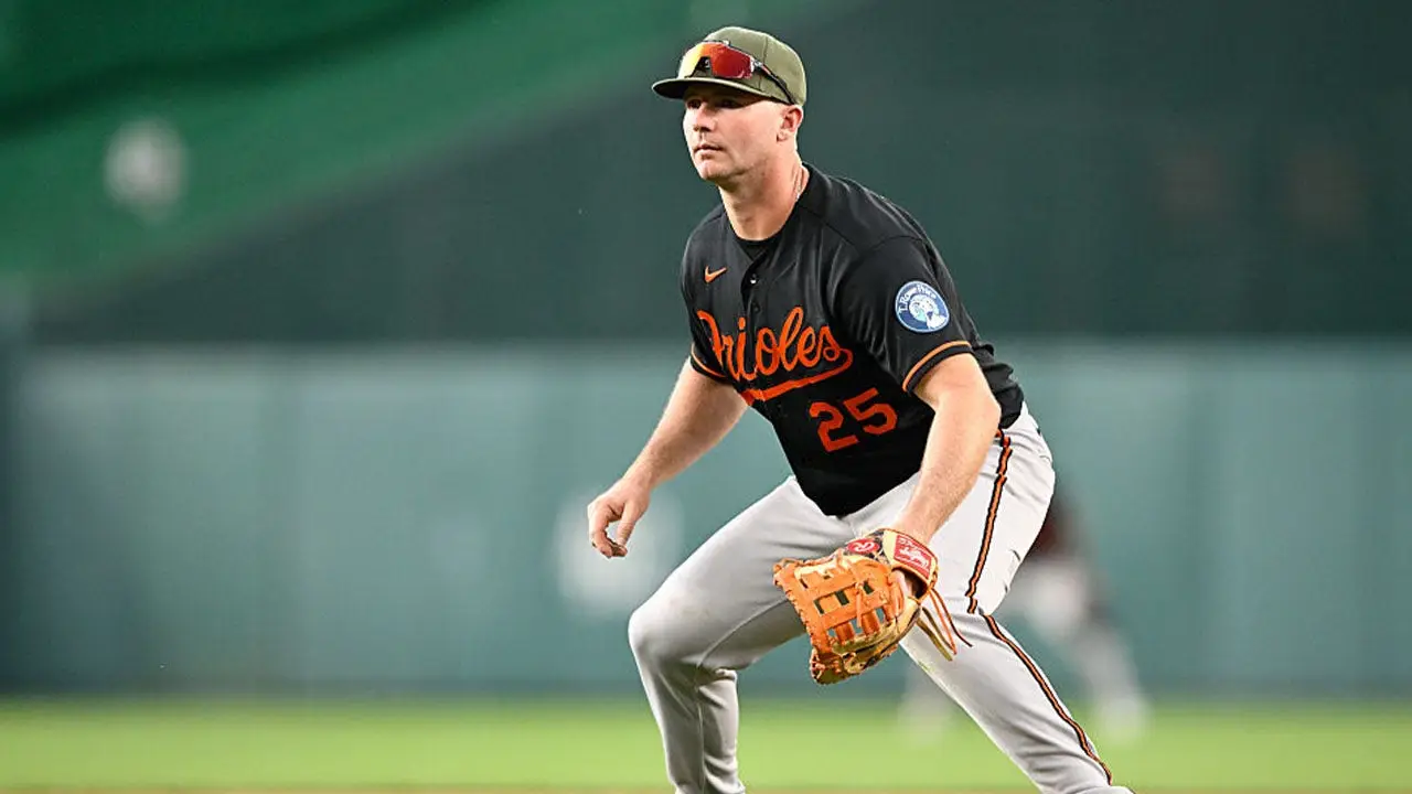 Orioles player Pete Alonso makes an awkward mistake while attempting to execute a sneaky double play against the Tigers
