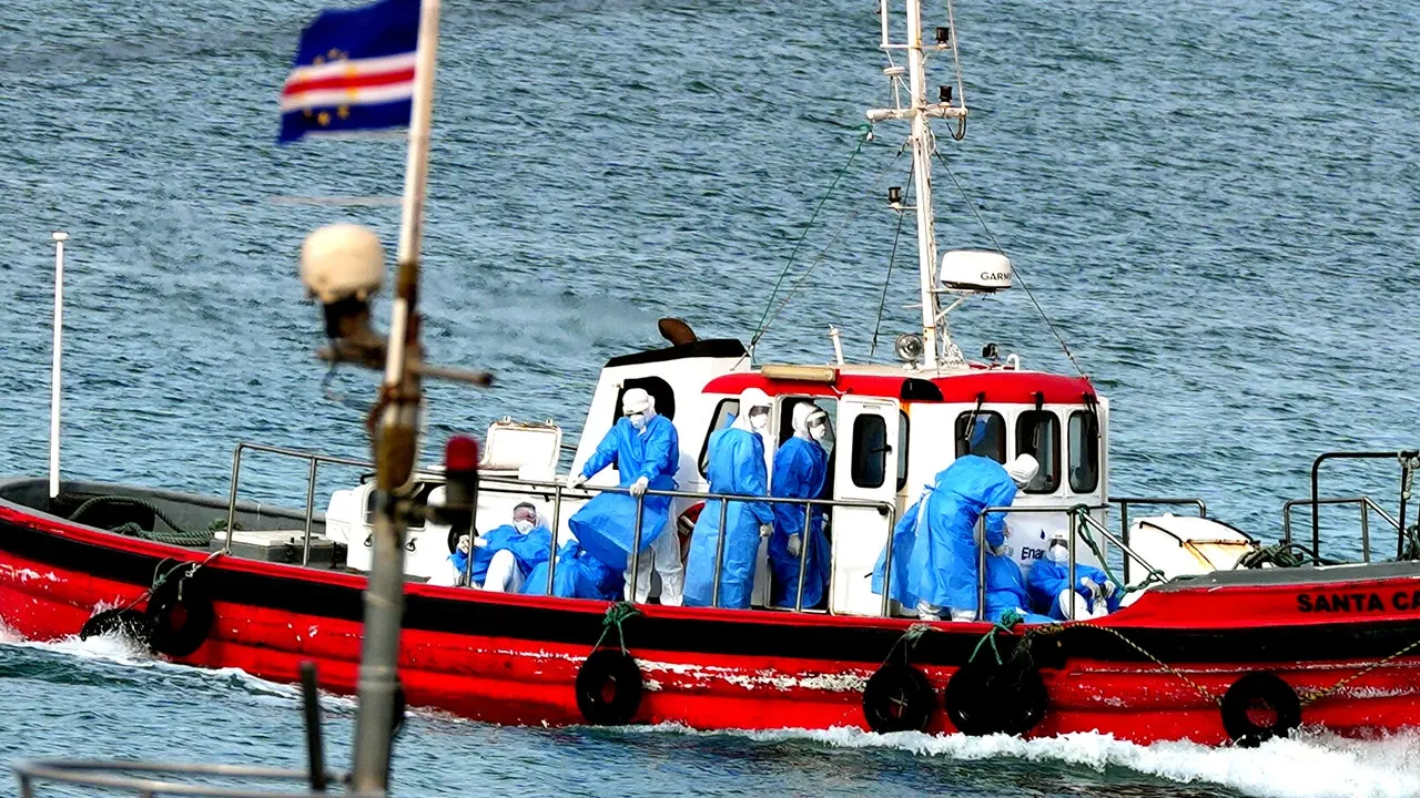 Passengers from a cruise ship affected by hantavirus are spread worldwide with no contact tracing.