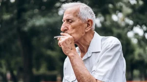 Research connects stopping smoking to a reduced risk of dementia over 25 years.