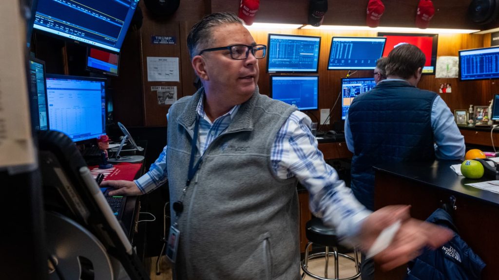 S&P 500 and Nasdaq decline again as Micron falls, traders focus on oil and yields: Live updates