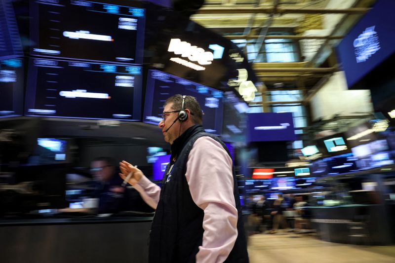 S&P 500 and Nasdaq futures reach all-time highs while oil prices continue to fall