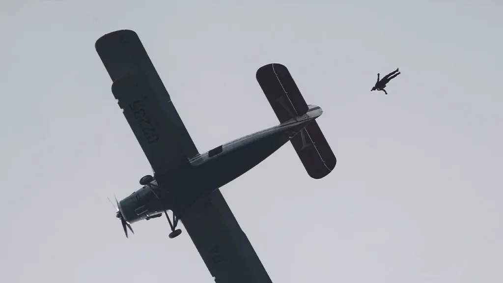 Skydiver dies in midair crash during group jump in Washington state