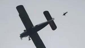 Skydiver dies in midair crash during group jump in Washington state