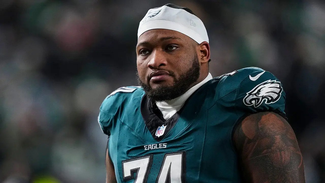Super Bowl champion accused of kicking pregnant ex-girlfriend out, looking for women on dating app