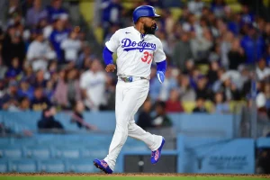 Teoscar Hernández of the Dodgers experiences a hamstring injury