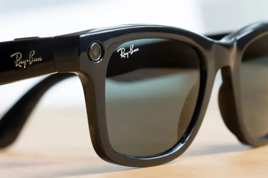 Thief uses smart glasses to take advantage of victim for cash
