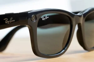 Thief uses smart glasses to take advantage of victim for cash