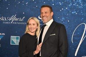 Tony Robbins Shares His Top AI Investment, Calling Its Returns Extraordinary