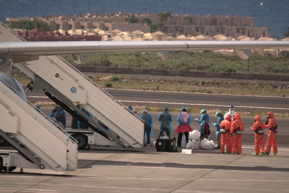 Travelers begin to leave the ship affected by hantavirus in the Canary Islands.