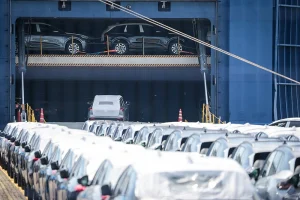Trump: 25% tariff hike on cars and trucks brought in from the EU, unless companies manufacture vehicles in American factories