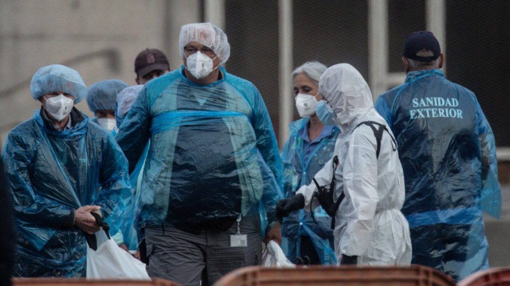 U.S. cruise travelers go to Nebraska for hantavirus checks.