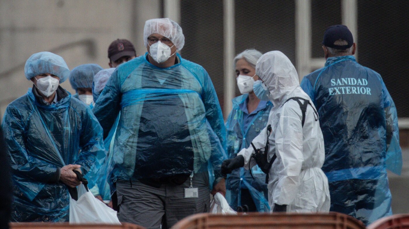 U.S. cruise travelers go to Nebraska for hantavirus checks.