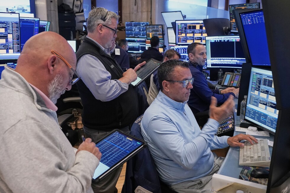 US stocks dip from their highs as oil prices fluctuate