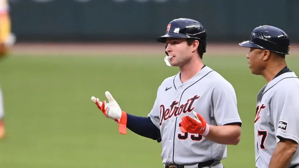Umpire accident aids Mets in defeating Tigers 10-2 in convincing victory