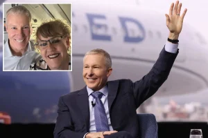 United Airlines CEO seen flying first class on American Airlines
