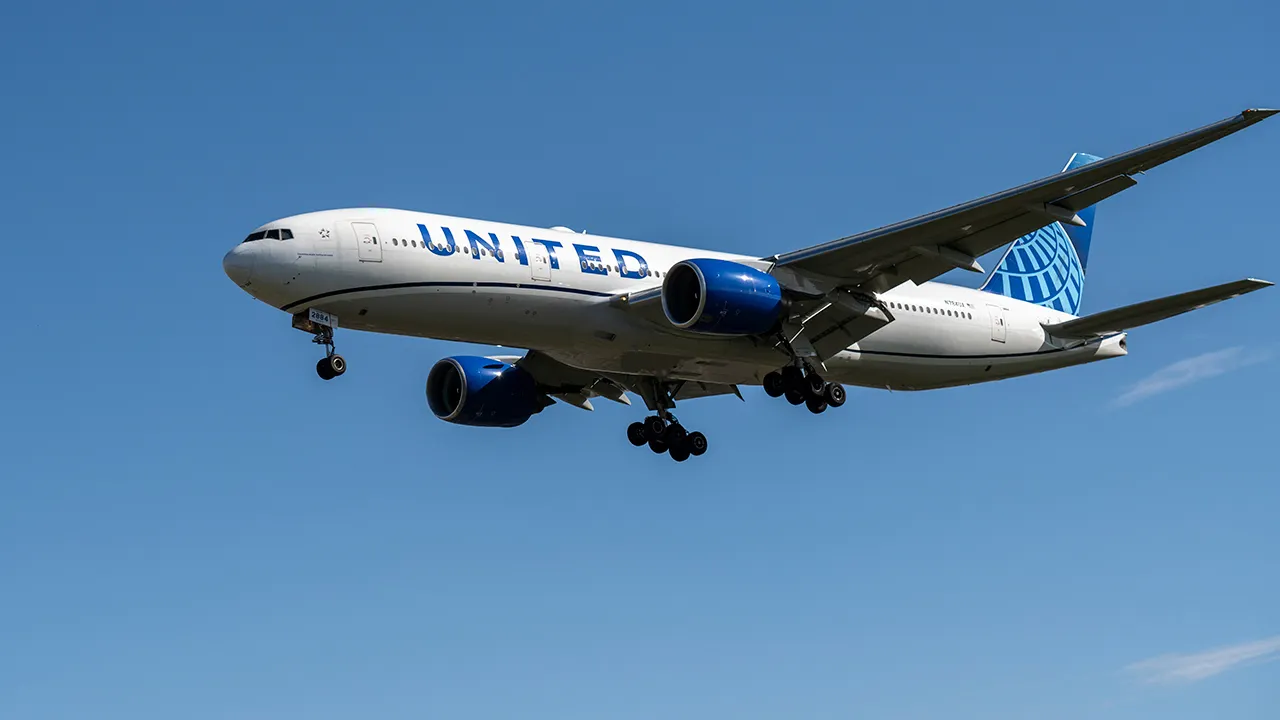 United Airlines flight changes course to Wisconsin following cockpit intrusion attempt