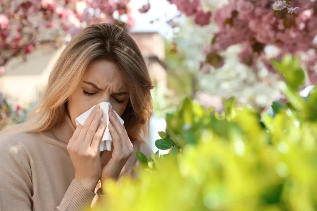 Ways to cope with a 'pollen tsunami' and 5 indicators for seeking medical attention