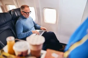 Worker secures lowest-priced flight for boss's business trip