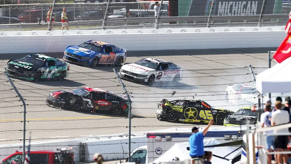 A terrifying crash in NASCAR's garage shocks everyone, Earnhardt steps in to help again, and Bubba Wallace advises a young driver.