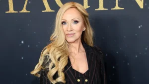 Actress Leigh-Allyn Baker from Disney dips her feet in a cup on a plane, causing a discussion.