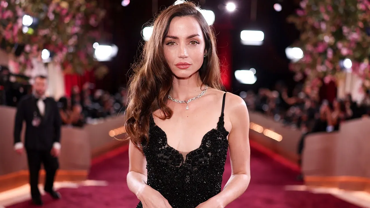 Ana de Armas posts bikini pictures with friends by the pool on Instagram