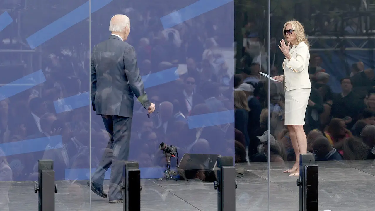 Biden creates an uncomfortable situation while returning to the stage at the Obama library