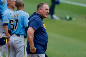 Brewers manager Pat Murphy will undergo surgery on his back and hip.