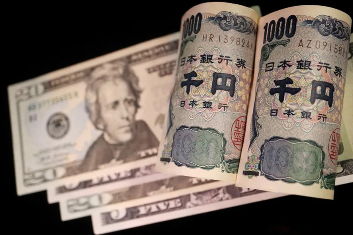 Dollar on track for its strongest month in almost a year as optimism rises among investors