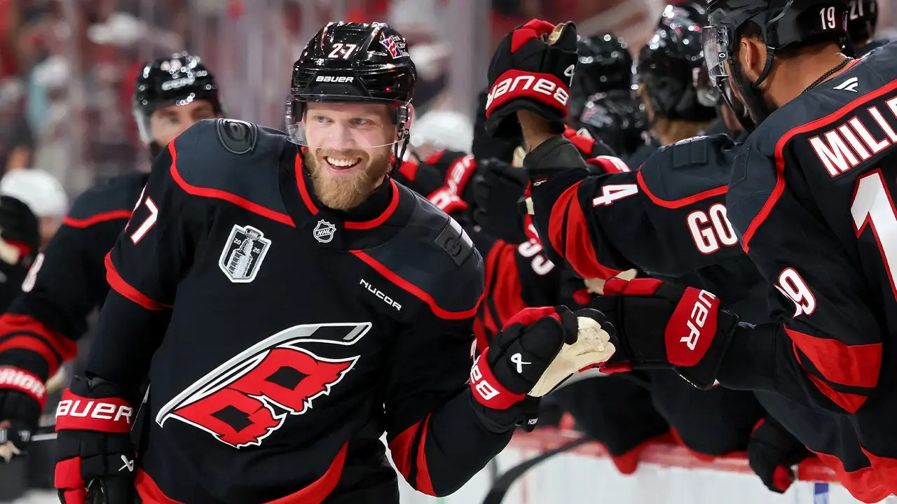Ehlers scores two goals for the Hurricanes in Game 1 of the Stanley Cup Final against Vegas