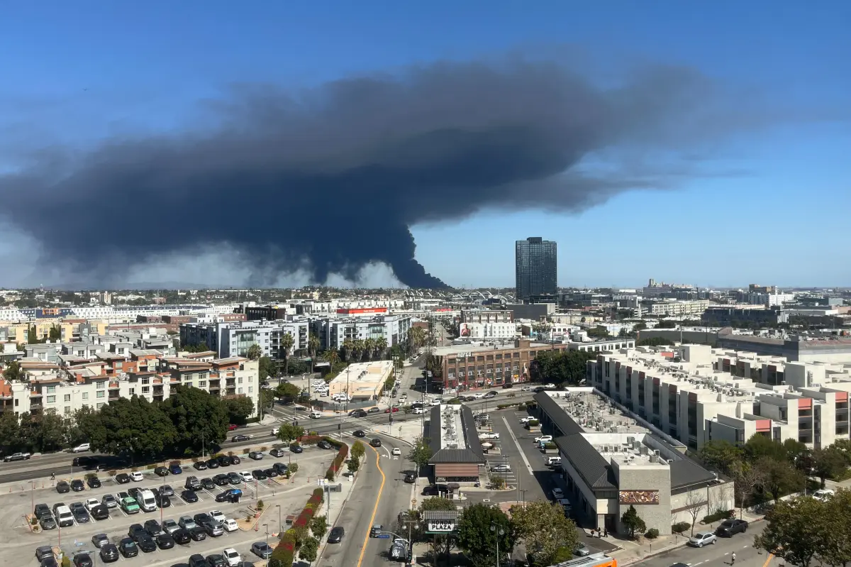 Emergency alert issued in LA as warehouse fire releases harmful smoke throughout the city
