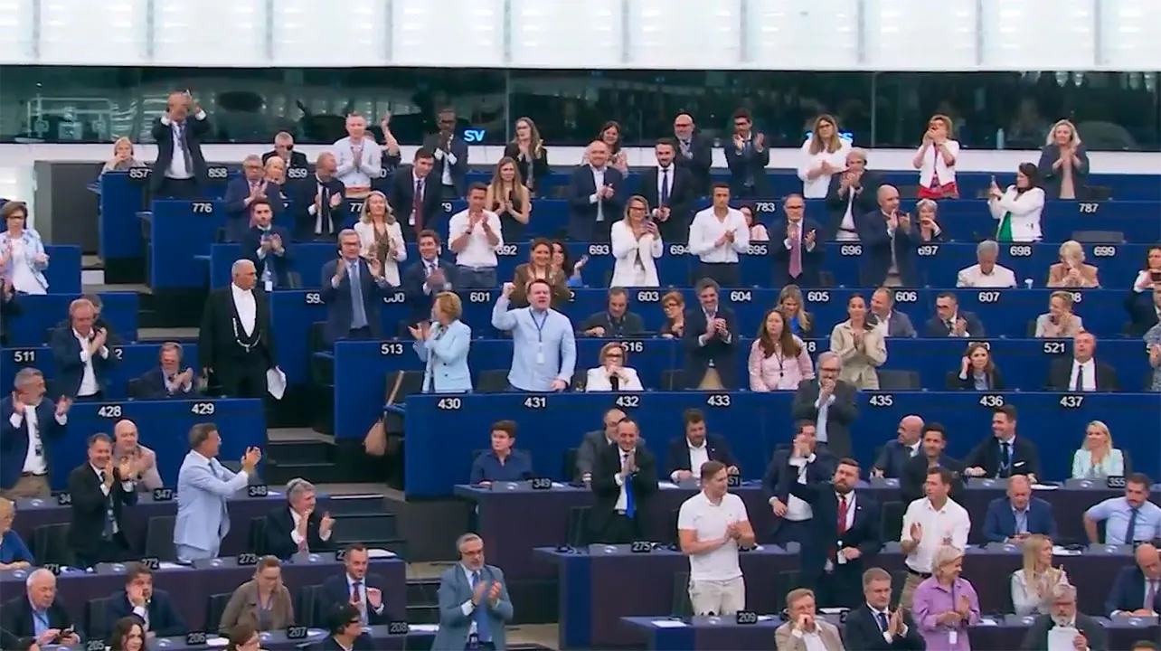 European Parliament greenlights changes to EU migrant return policy during disorderly chants