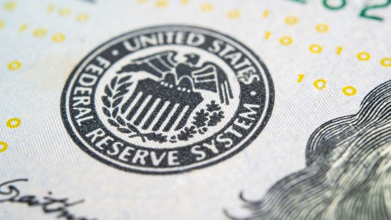 FX Daily: Dollar strengthened by Fed expectations and tech market challenges