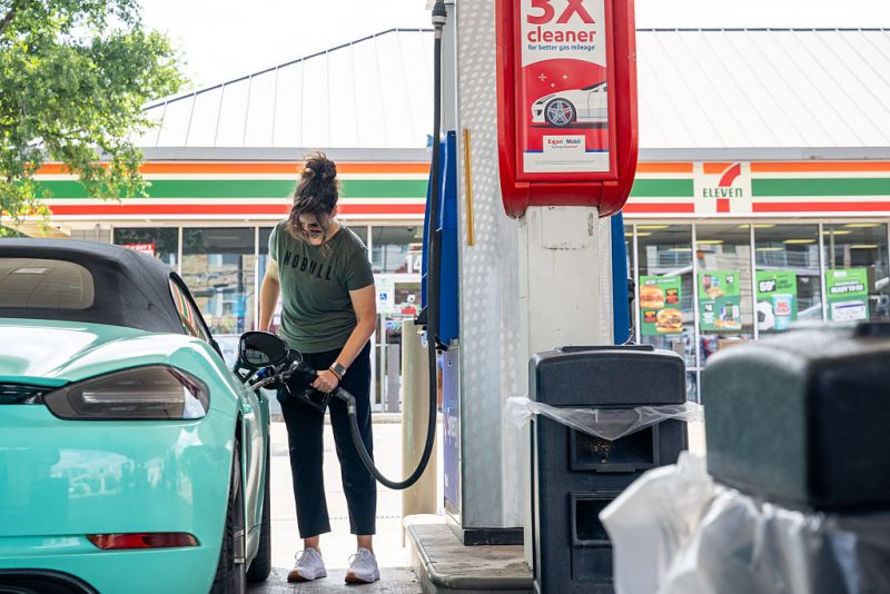 Gas prices keep falling, oil costs approach levels before the conflict