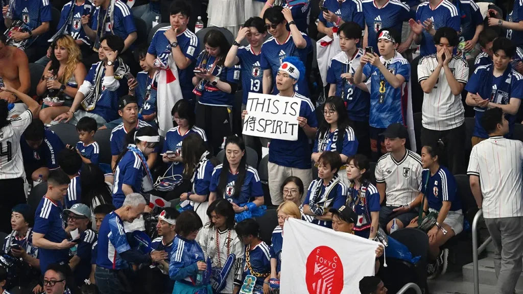 Giants' Jameis Winston assists Japanese fans with cleanup after World Cup draw