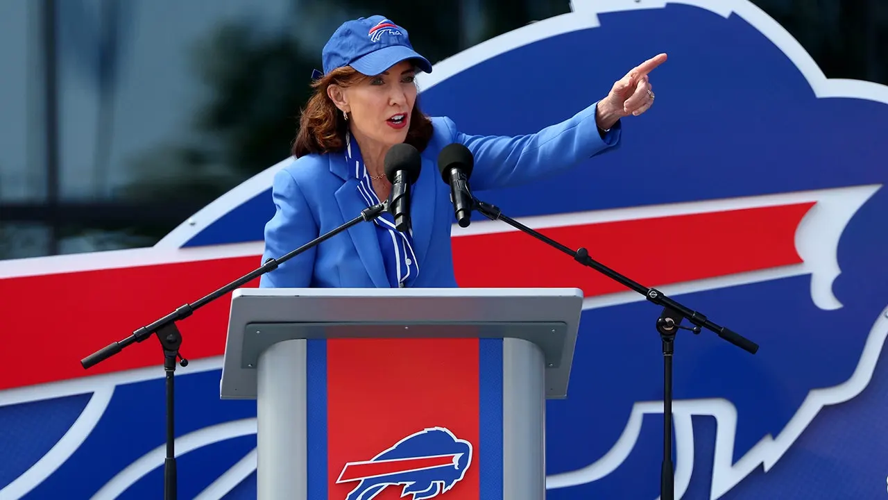 Governor Kathy Hochul attempts to start a Bills chant at the new stadium but fails completely.