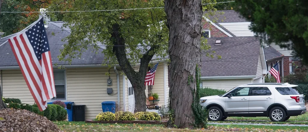HOA Issues Warning of Fines for Displaying American Flags Before July 4, Residents Claim