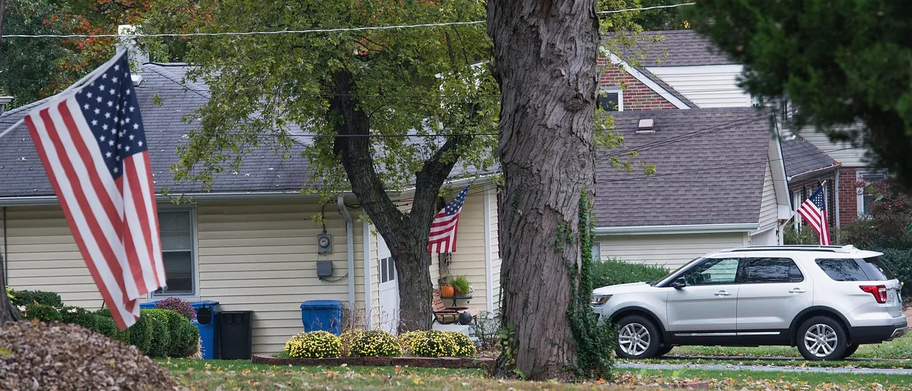 HOA Issues Warning of Fines for Displaying American Flags Before July 4, Residents Claim