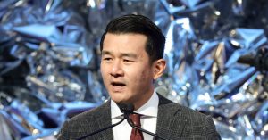 Harvard Graduates Applaud as 'Daily Show' Comedian Ronny Chieng Declares 'Forget AI'
