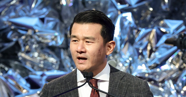 Harvard Graduates Applaud as 'Daily Show' Comedian Ronny Chieng Declares 'Forget AI'