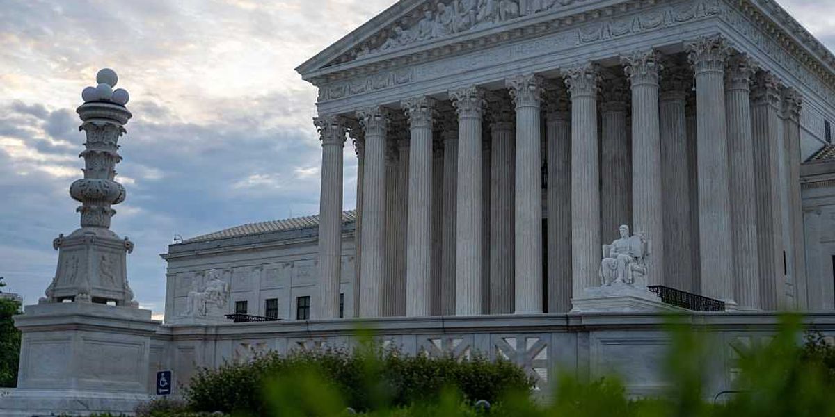 High Court supports border agents in green-card conflict