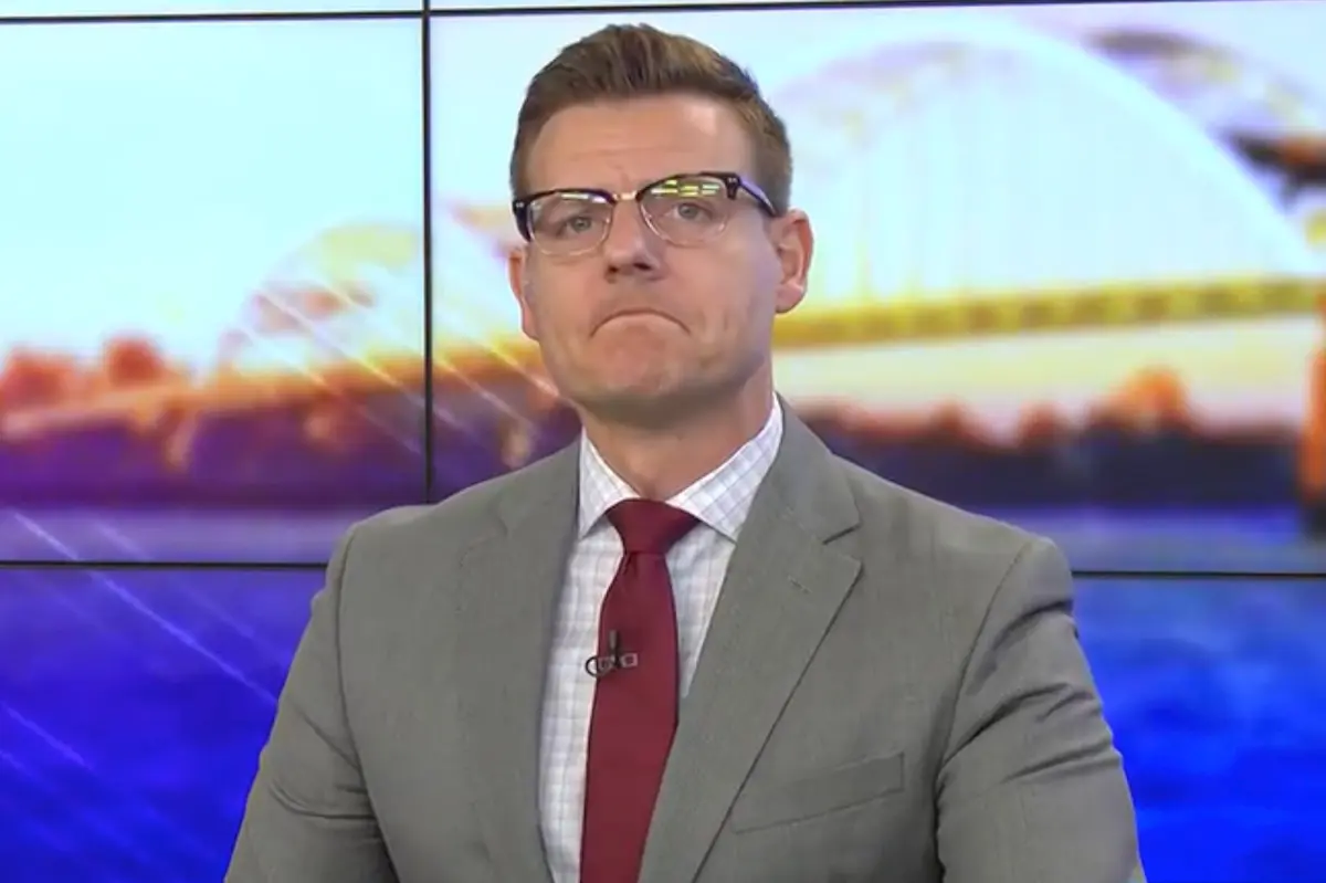 Iowa TV anchor becomes emotional while leaving his job and the field of journalism, criticizing his station.